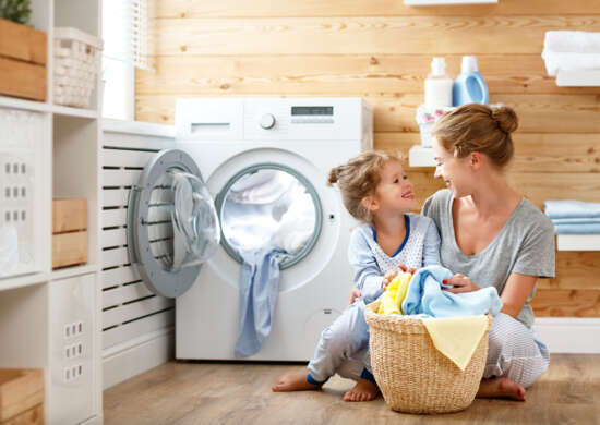 E&E_Mutter und Kind bei Waschmaschine